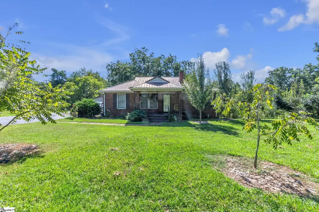 379 W Main Street, Donalds