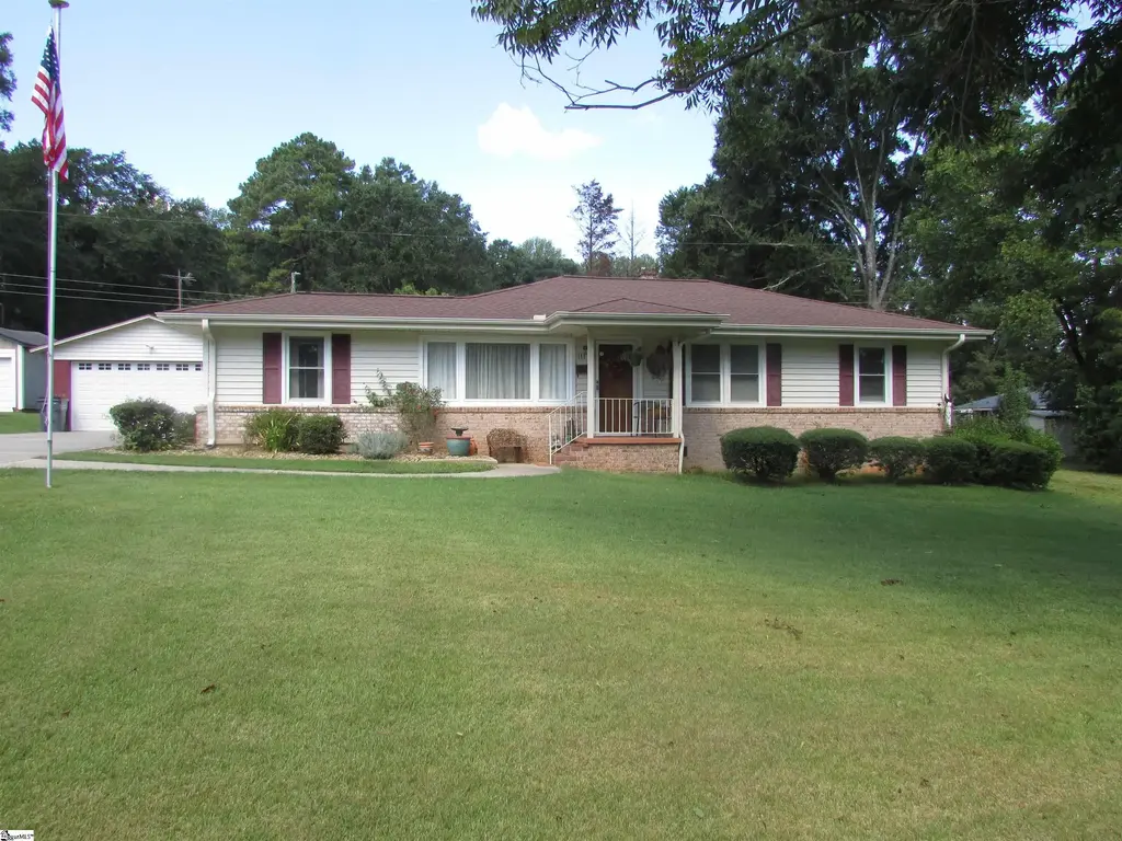 111 Forest Drive, Laurens
