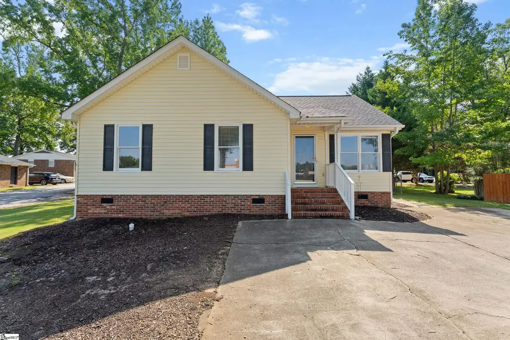 302 Valley View Road, Fountain Inn