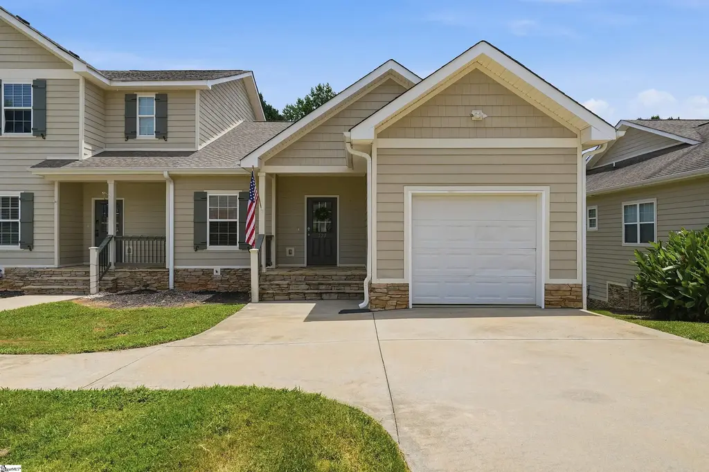523 E Perkins Creek Road, Seneca