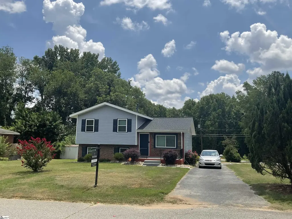 407 Old Farm Road, Moore