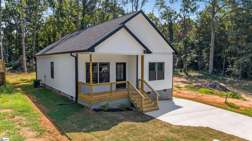 123 Wolf King Way, Woodruff