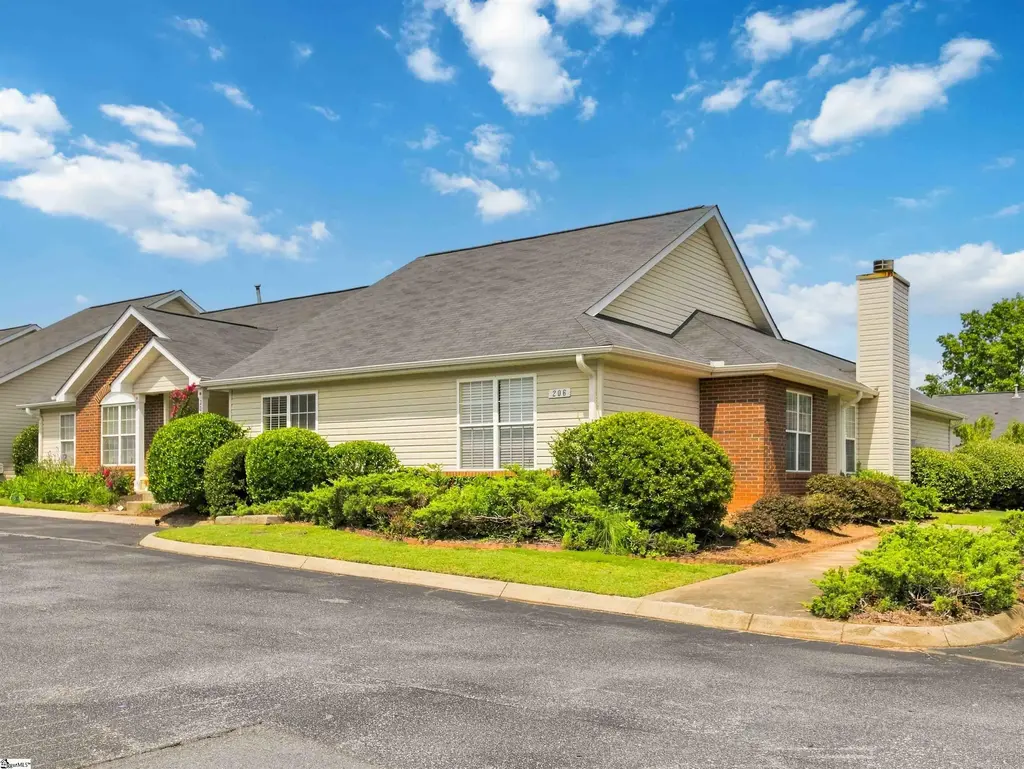 206 Woodruff Park Lane, Simpsonville