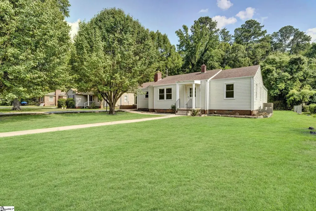 207 Elm Street, Clinton