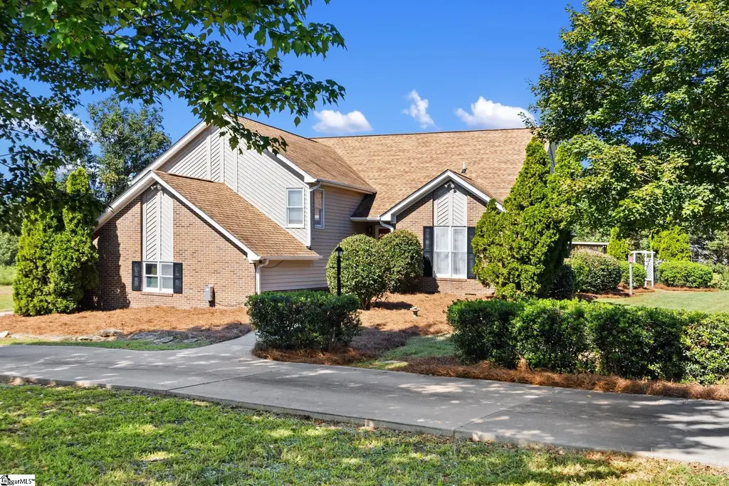 102 Chestnut Hill, Laurens