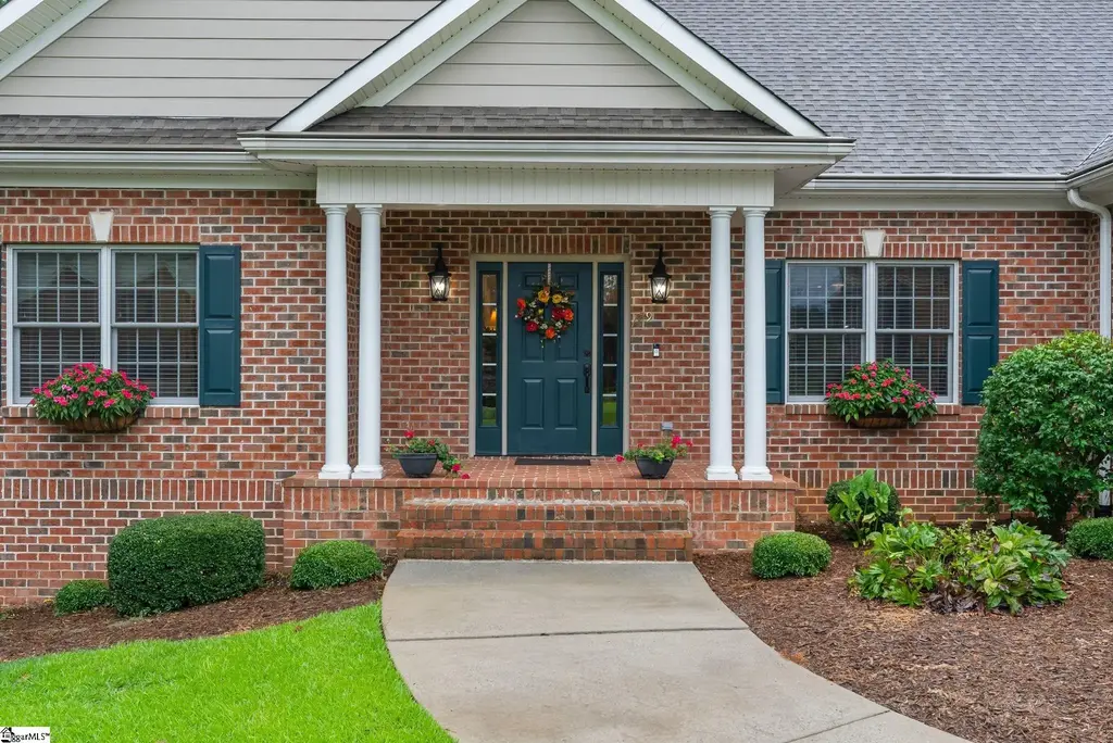 129 E Waterford Drive, Seneca