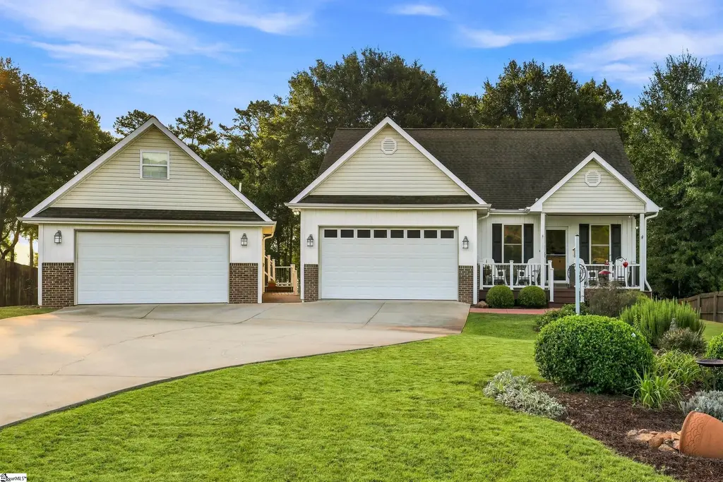 104 N Windy Point, Townville