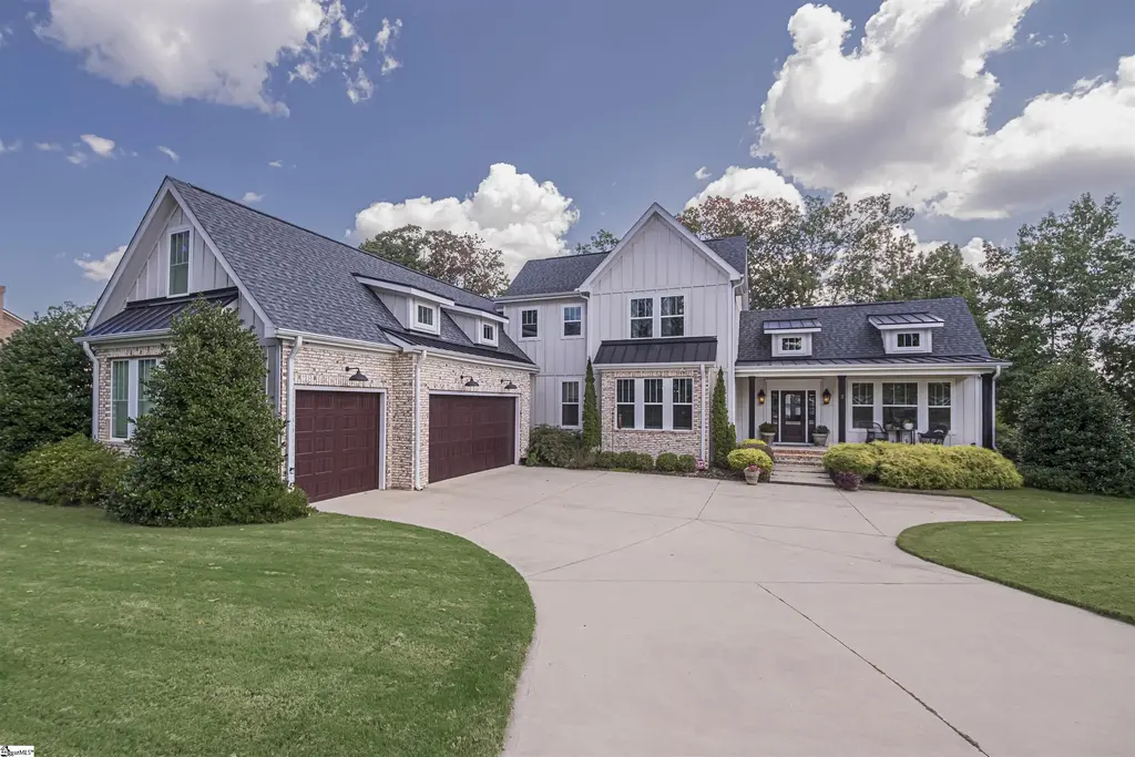 2 Country Squire Court, Greenville