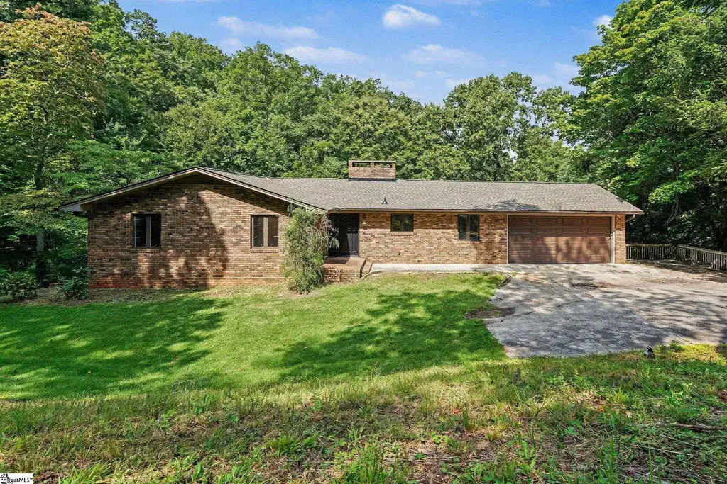 210 Lakeview Drive, Seneca