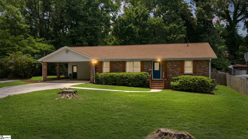 208 Pinewood Drive, Taylors
