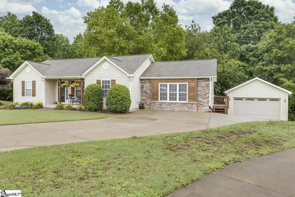23 Cole Creek Court, Greer