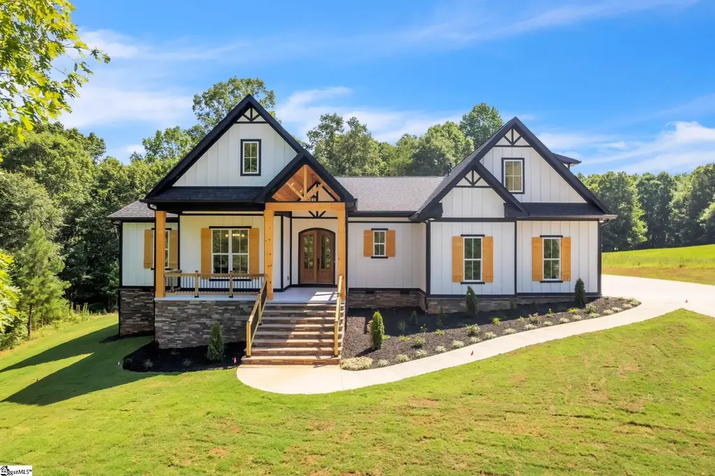 574 Paramount Drive, Seneca