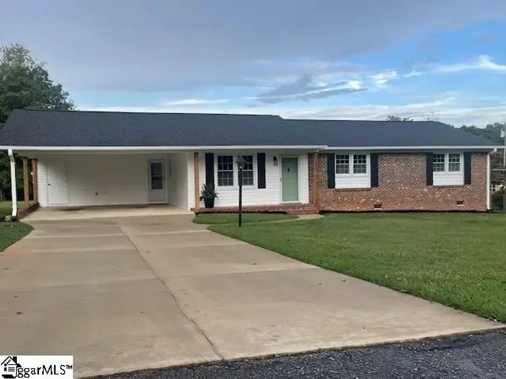 115 Wolfe Road, Greer