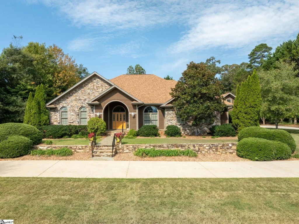 105 E Round Hill Road, Greenville