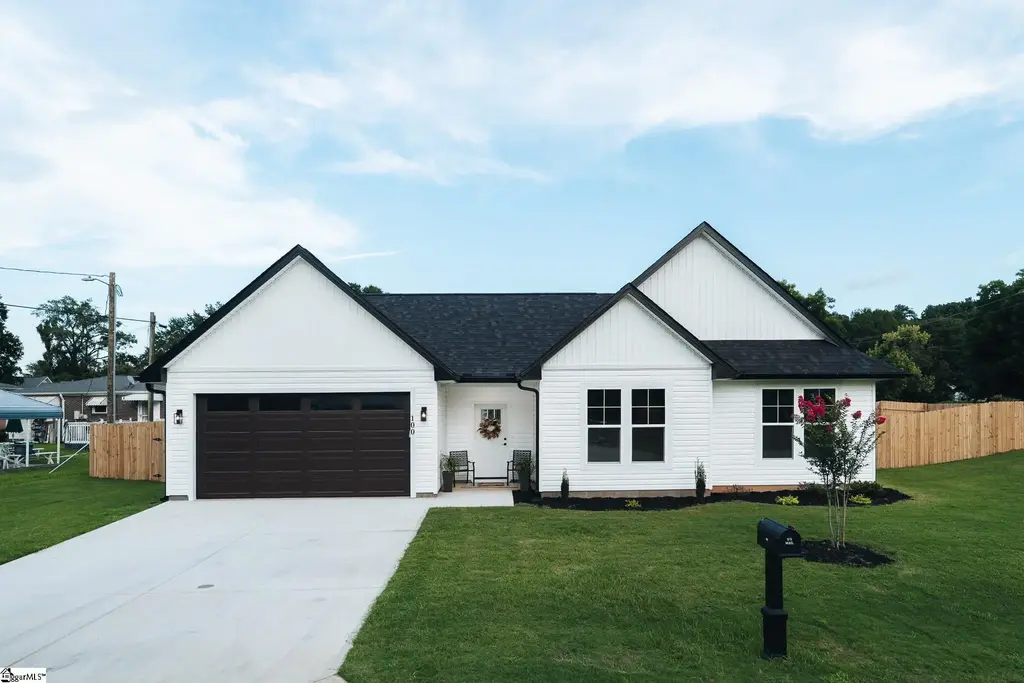 100 Cottage Street, Wellford