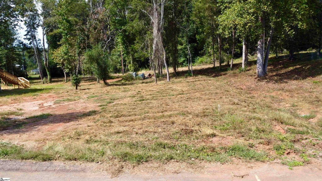 310 Forest Creek Drive, Seneca