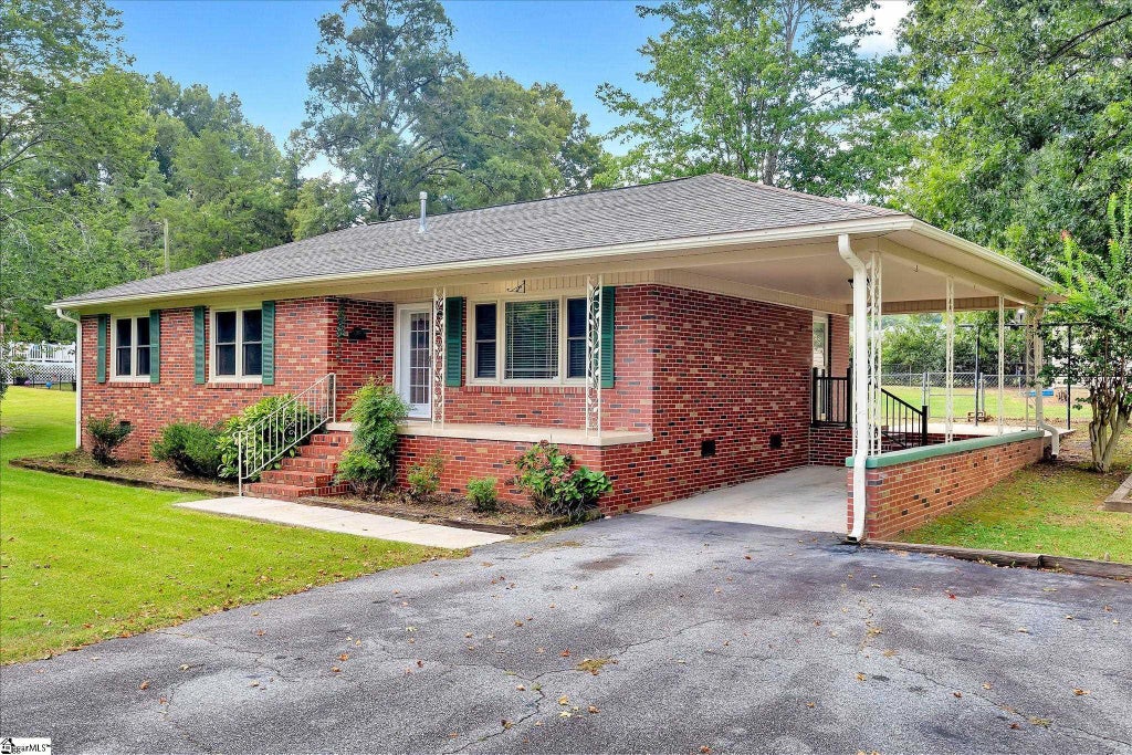 204 Lakewood Drive, Clinton