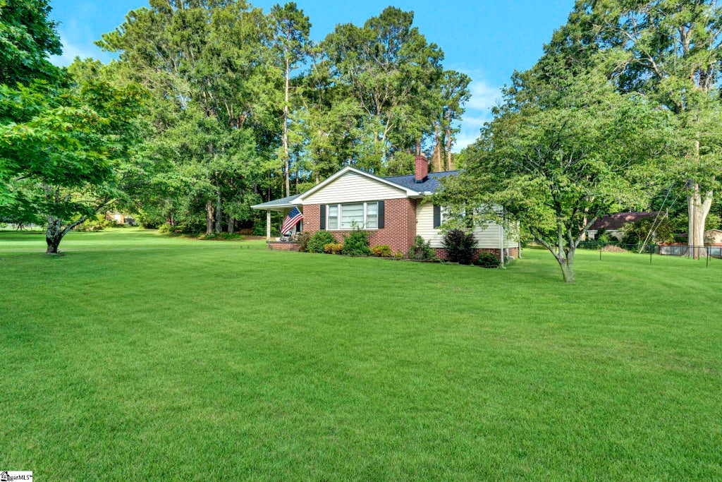 107 Forest Drive, Laurens