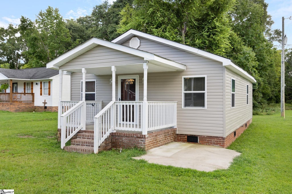 806 Watts Avenue, Laurens