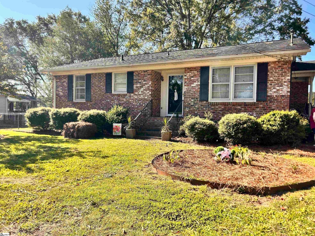 605 W Farley Avenue, Laurens