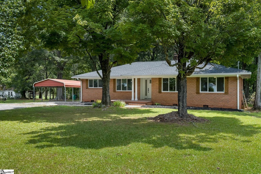 227 Belton Drive, Williamston