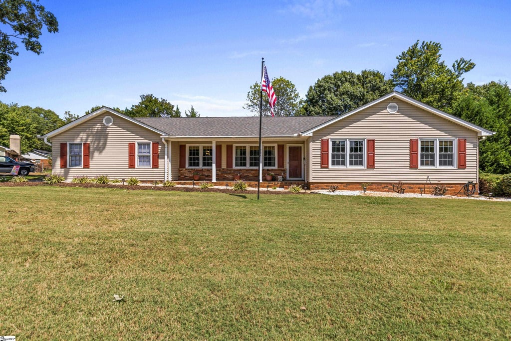 207 Green Ridge Drive, Moore