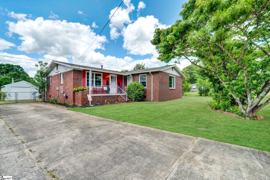 302 Douglas Street, Laurens