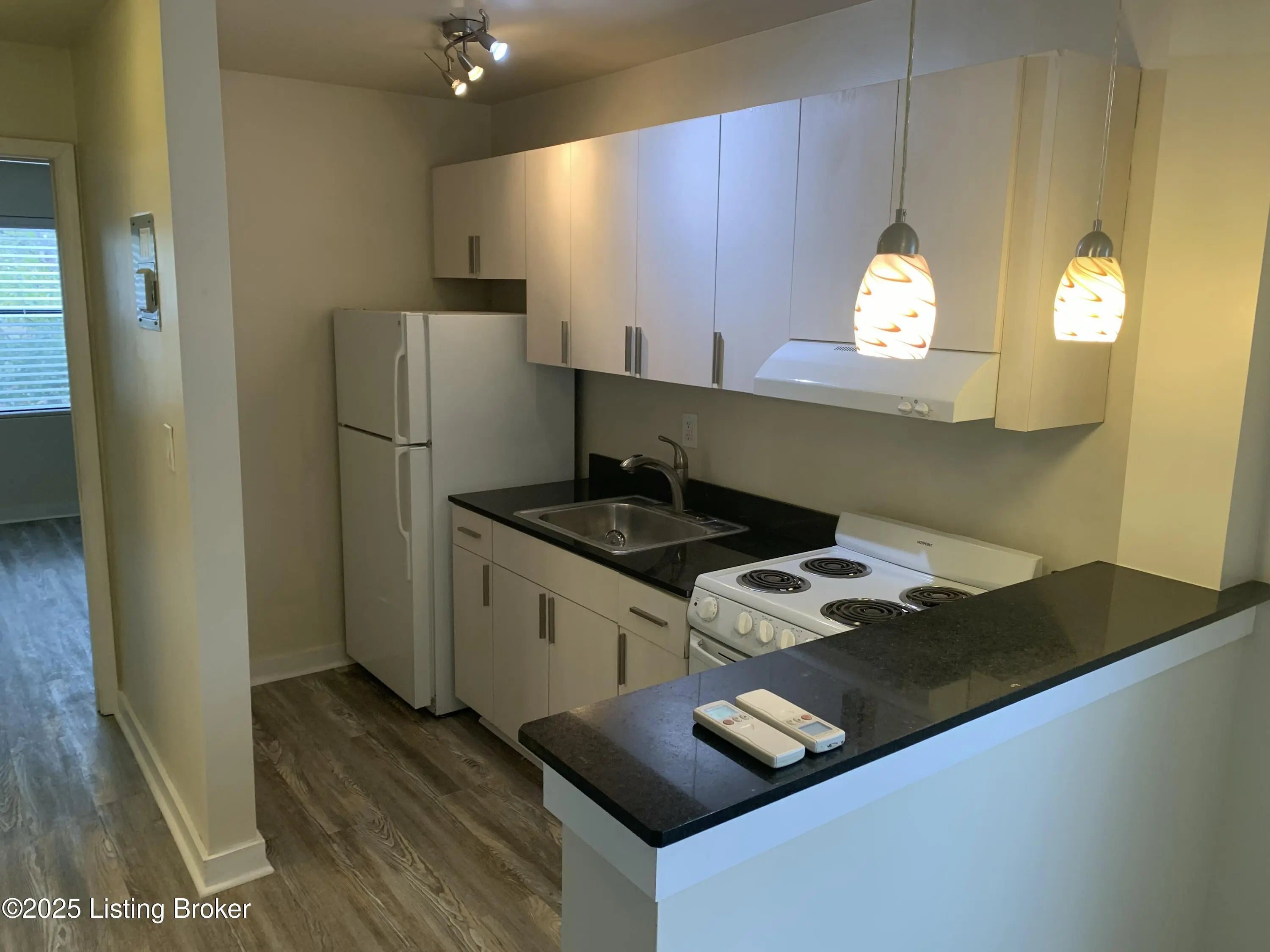 Photo of Listing #1677384