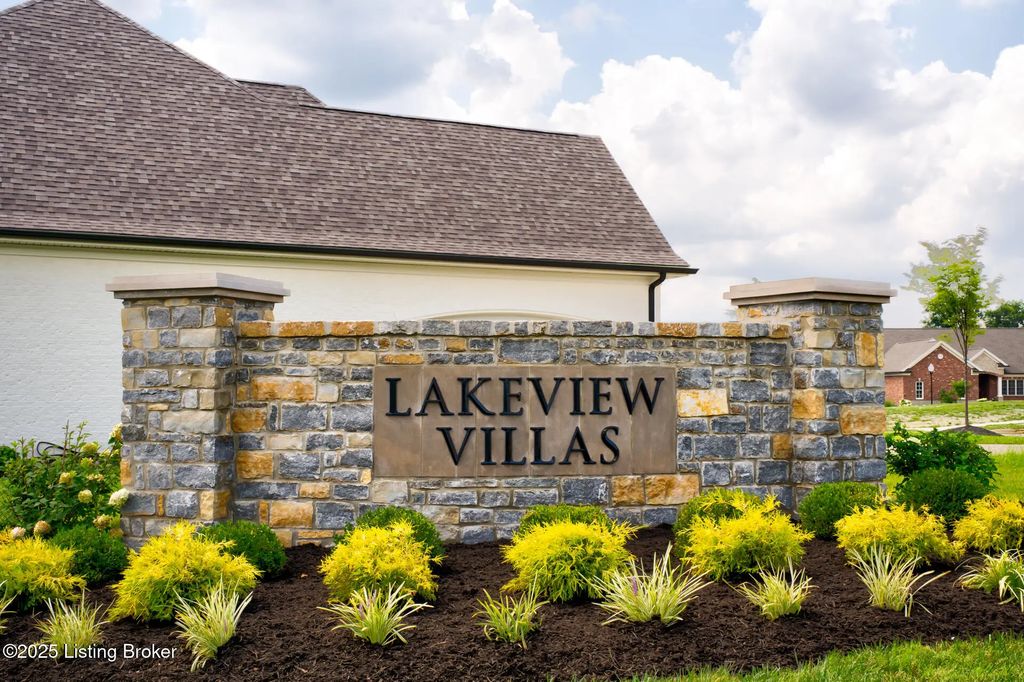 2003 Lakeview Villas Pl, Louisville