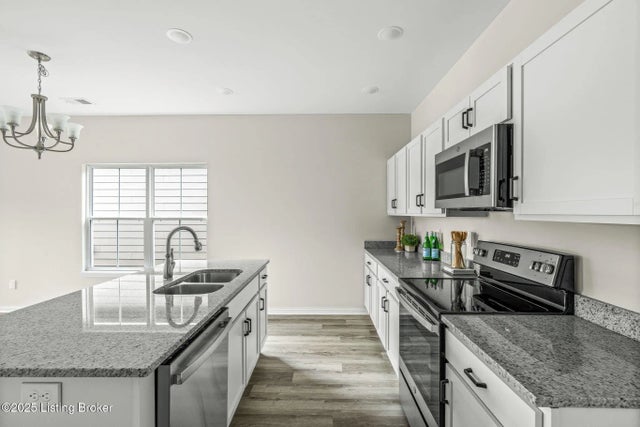 812 Rosemary Ln, La Grange