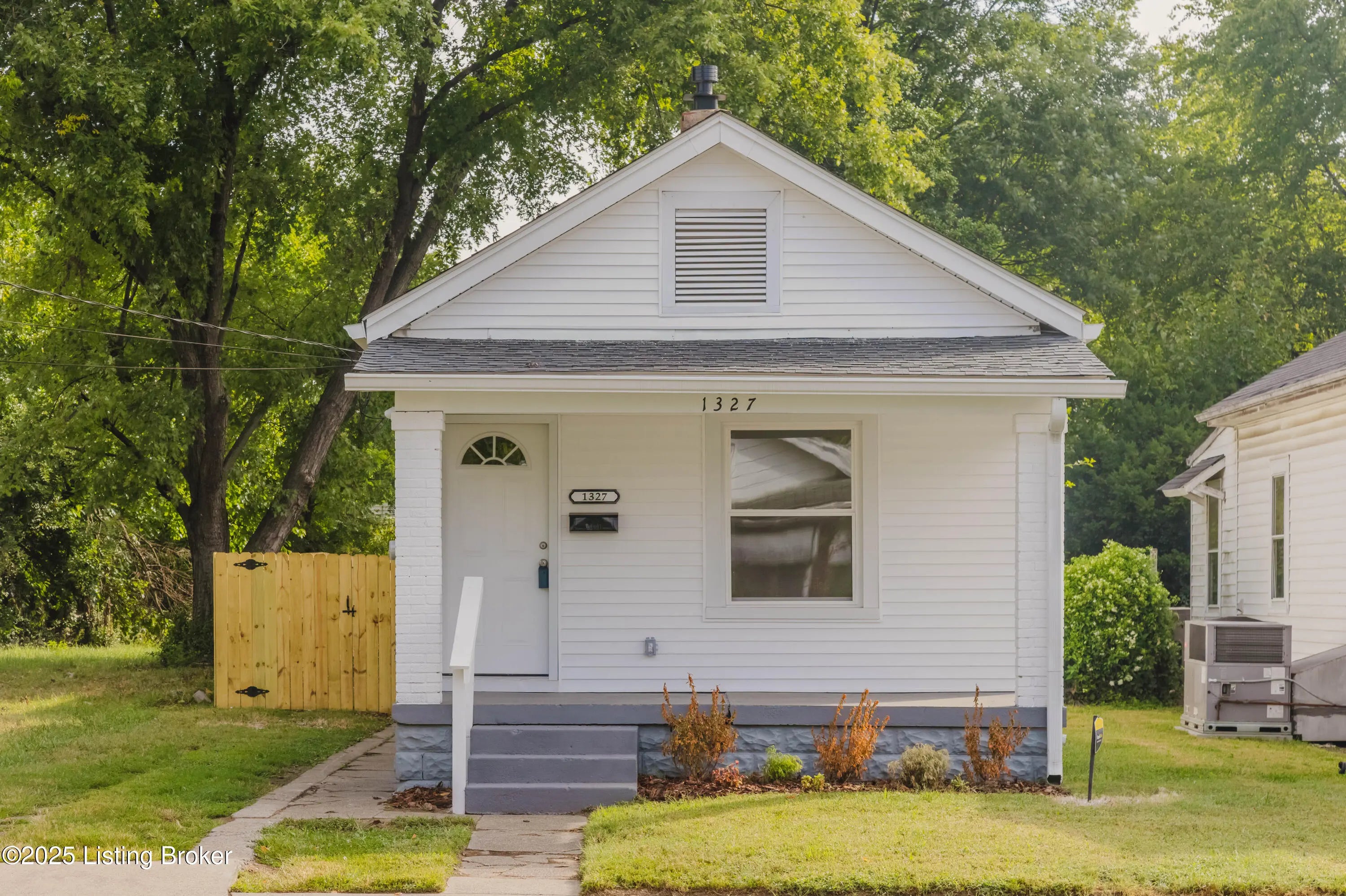 Photo of Listing #1697385