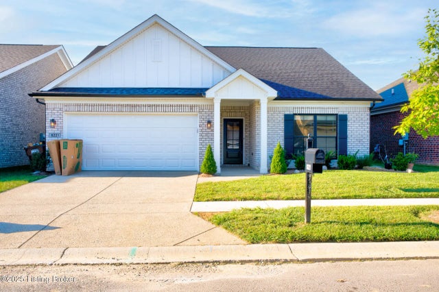 8221 Cedar Crest Ln, Louisville