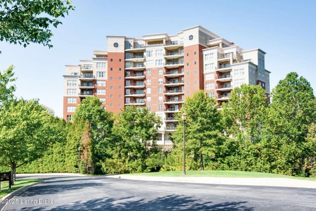 6600 Seminary Woods Pl 806, Louisville