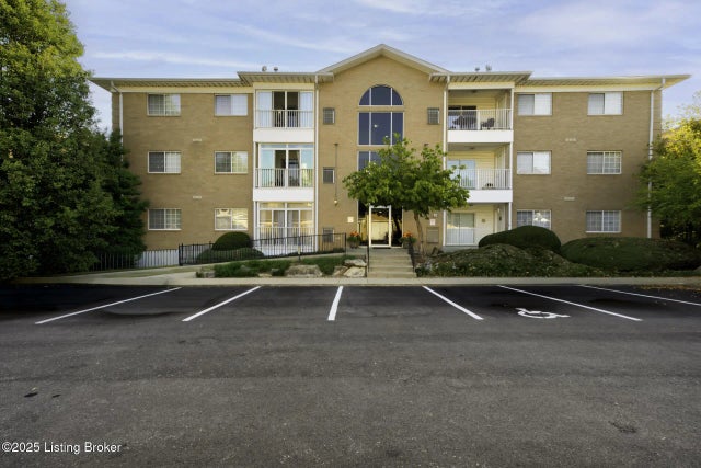 8503 Atrium Dr 104, Louisville