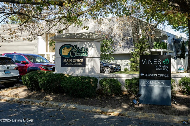 1119 La Fontenay Ct, Louisville