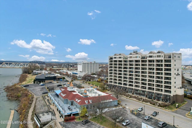 606 W Riverside Dr, Jeffersonville