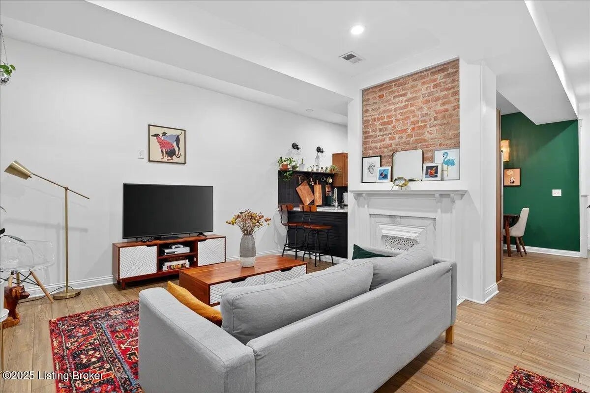 Photo of Listing #1703030