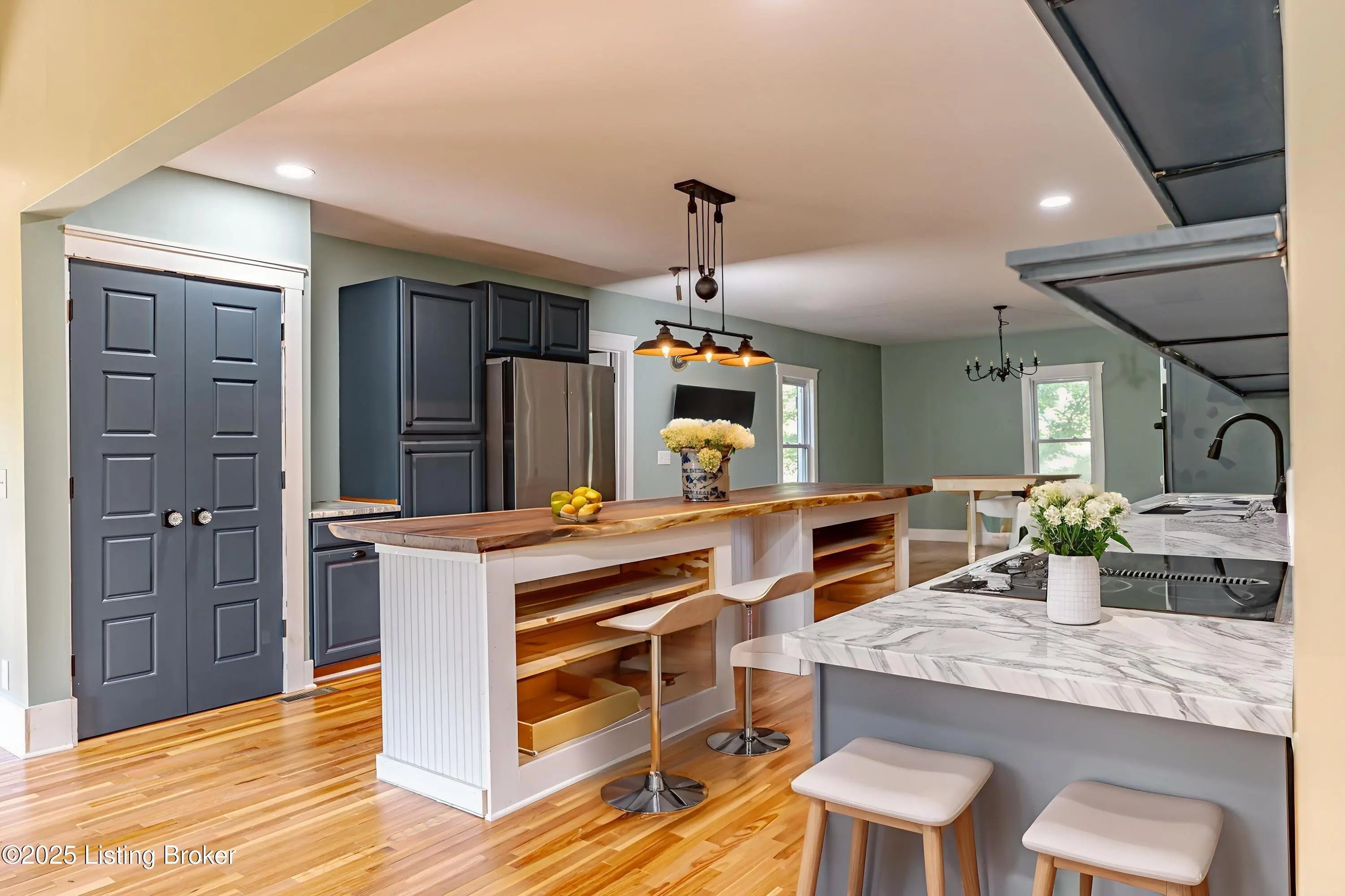 Photo of Listing #1705363