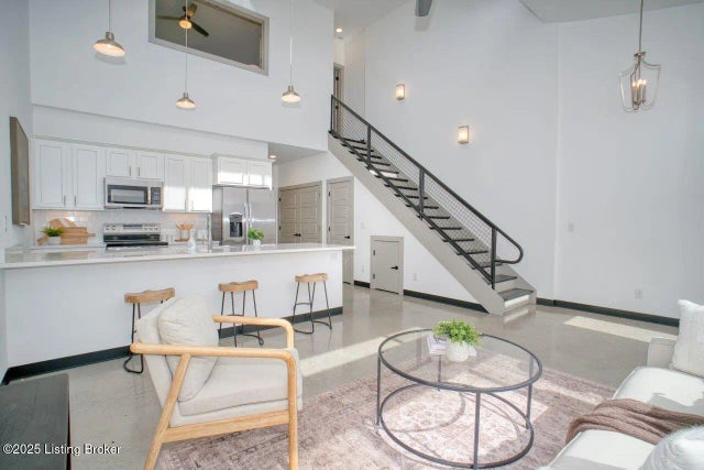 613 Burnett Farm Ln, Douglass Hills