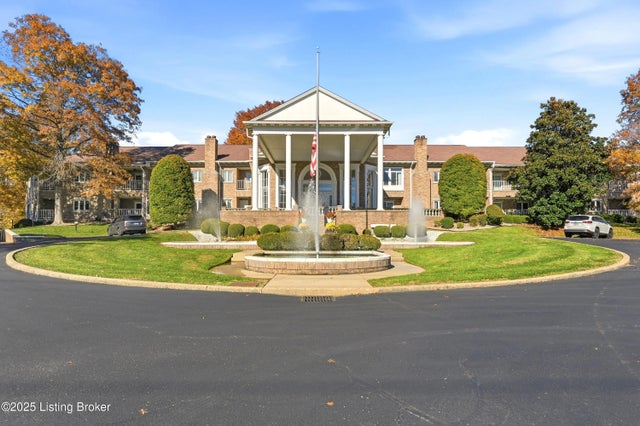 8605 Shelbyville Rd Apt 200, Louisville