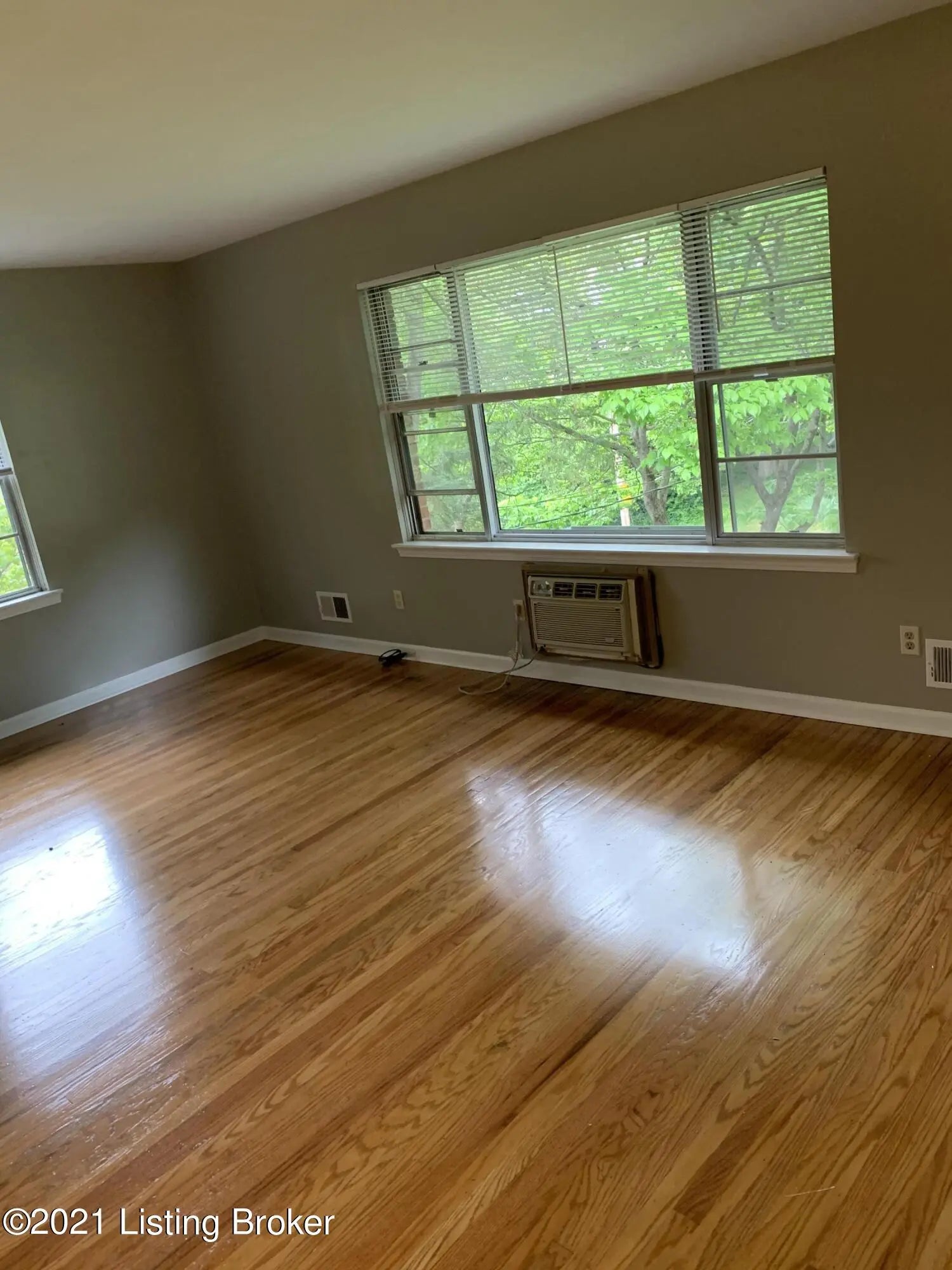 Photo of Listing #1710406