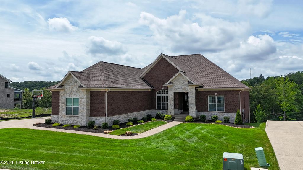 8022 Wooded Ridge Dr, Louisville