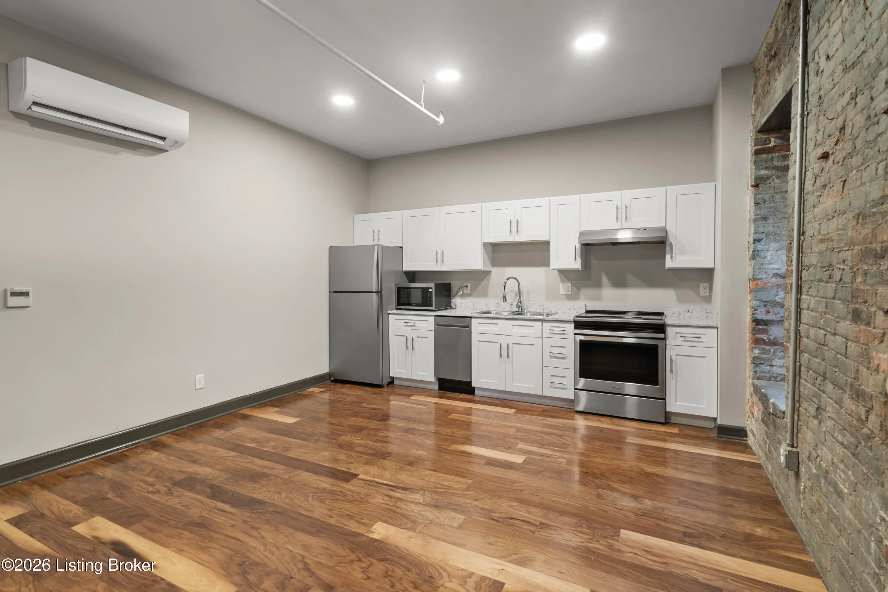 Photo of Listing #1715050