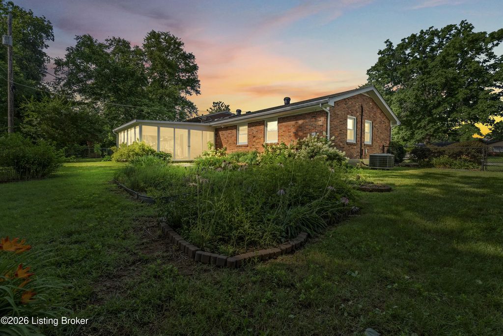 121 Blue Fields Rd, Louisville