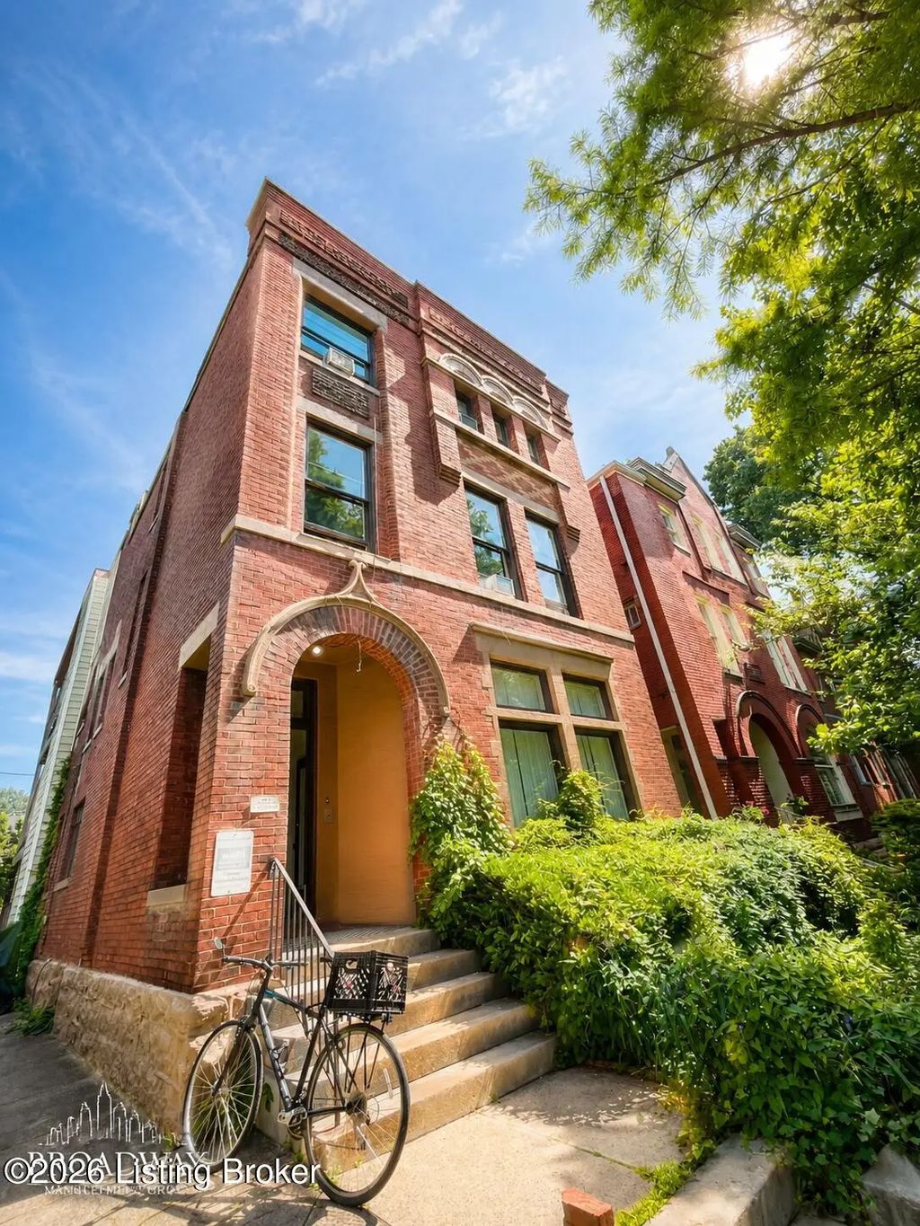 409 Fountain Ct, Louisville