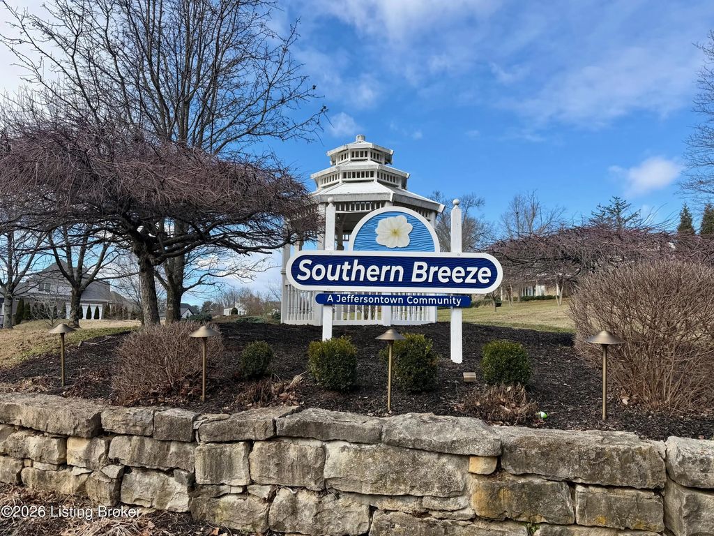 9807 Southern Breeze Ln, Louisville