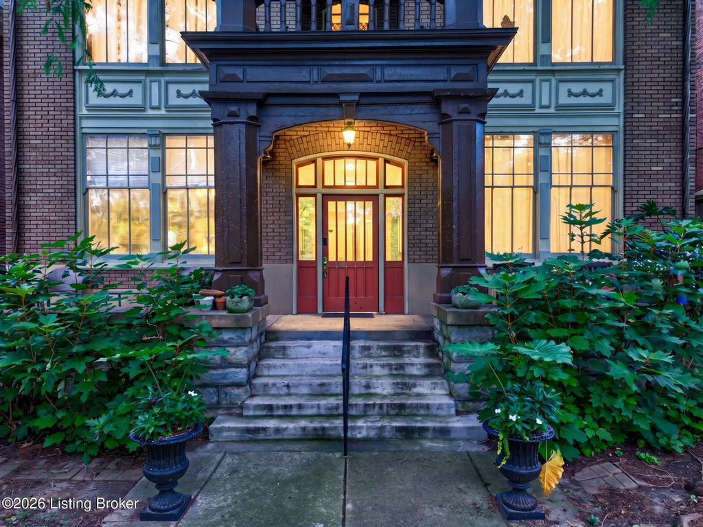 1411 Saint James Ct Apt 1, Louisville