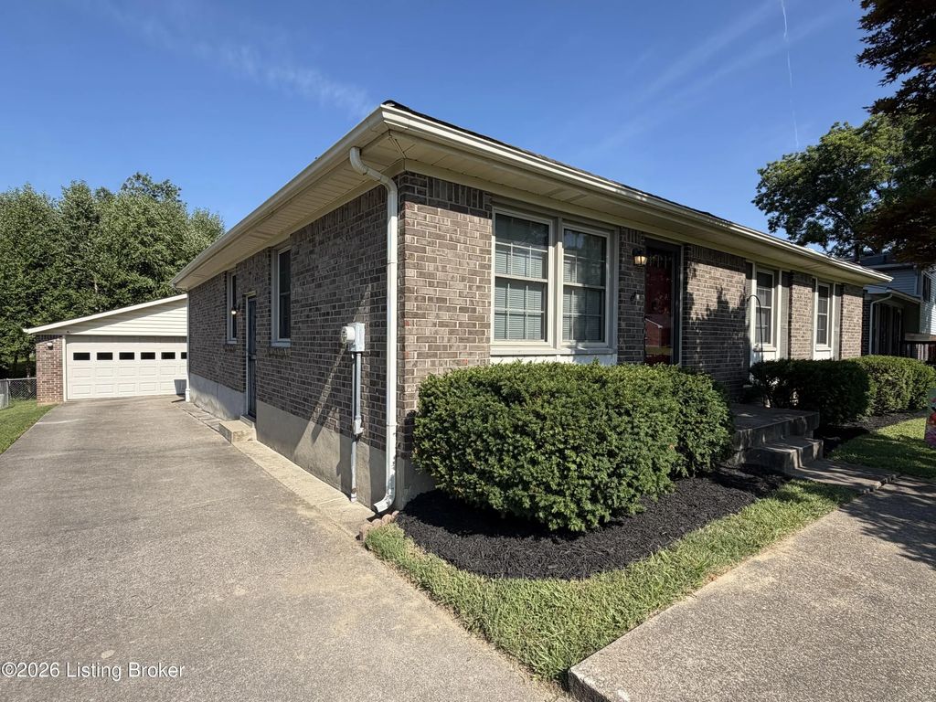 5902 Bucks Ln, Louisville