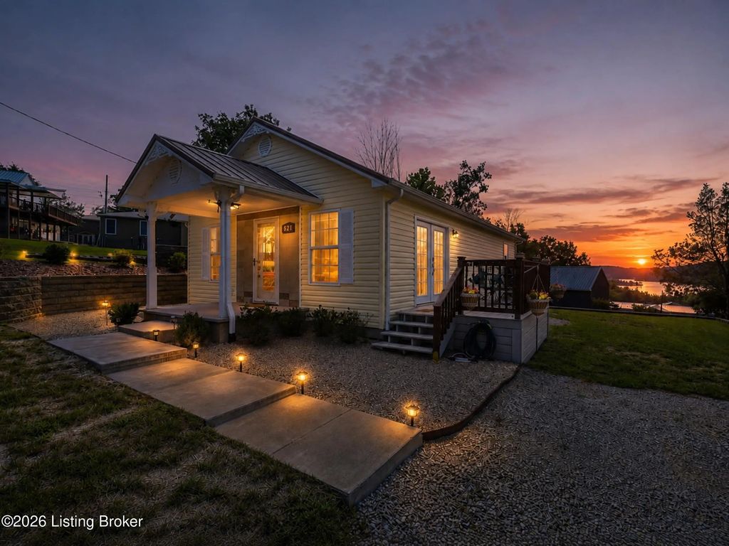 827 Lakeview Cir, Clarkson