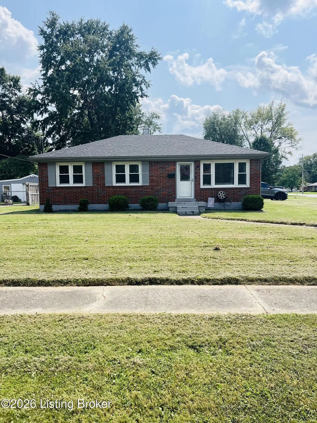 2024 Dixie Garden Dr, Louisville